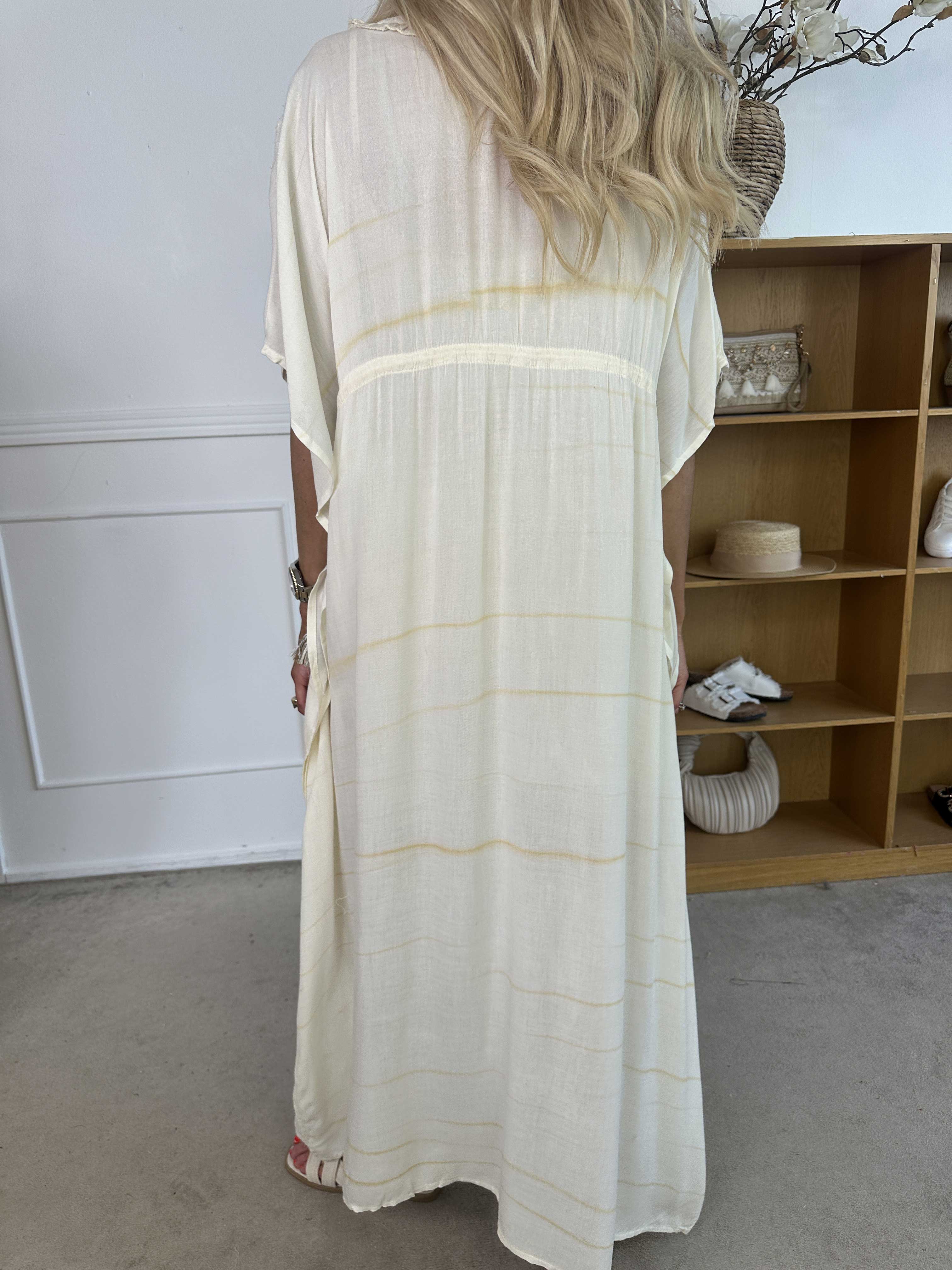 Avery - Tunikaklänning i viskos med pärlor och spets på bröstet